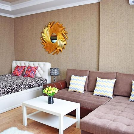 Sunny Apartment With Mountain View Bishkek Bagian luar foto