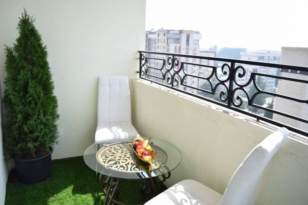 Sunny Apartment With Mountain View Bishkek Bagian luar foto