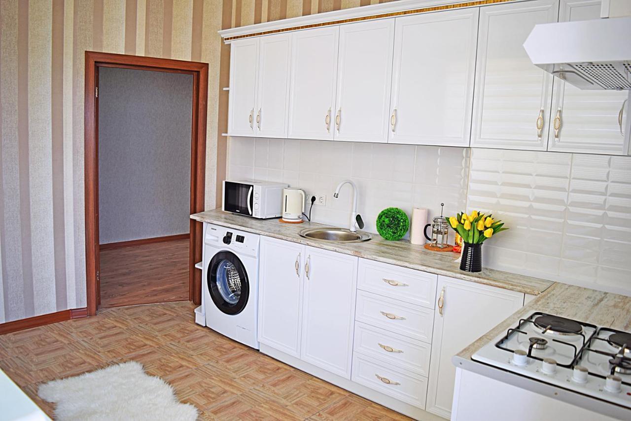 Sunny Apartment With Mountain View Bishkek Bagian luar foto