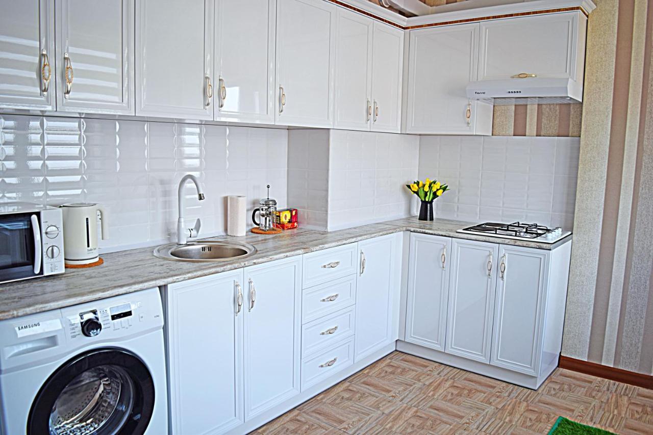 Sunny Apartment With Mountain View Bishkek Bagian luar foto